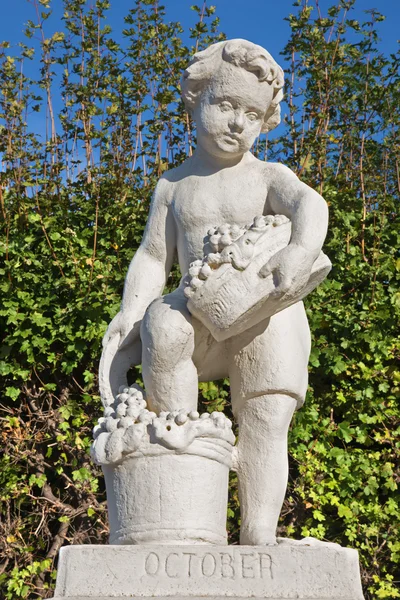 Wien - die symbolische skulptur des monats oktober im garten des palastes belvedere. — Stockfoto