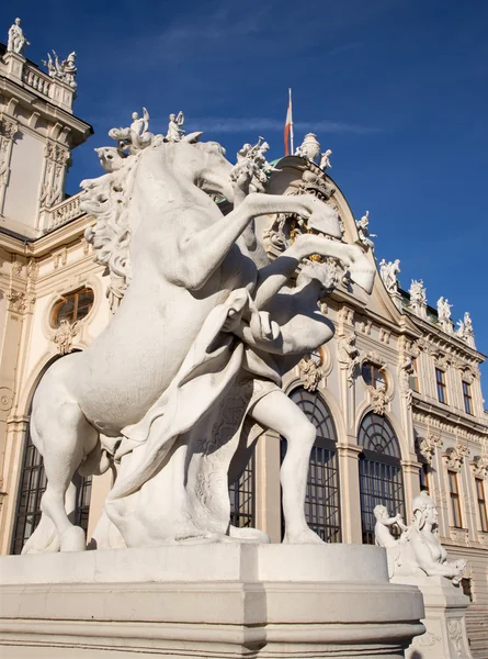 Wenen - het standbeeld voor bovenste Paleis Belvedere op met de mythologische motief. — Stockfoto