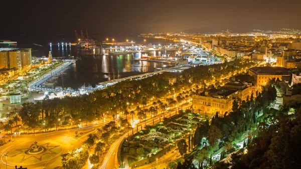 Malaga - notte otutlook sopra la città e il porto . — Foto Stock