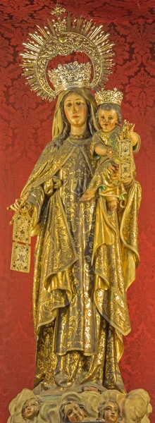 SEVILLE, ESPAGNE - 28 OCTOBRE 2014 : La statue polychrome sculptée de Madone sur l'autel principal de l'église Iglesia de San Roque à partir de 17. cent . — Photo