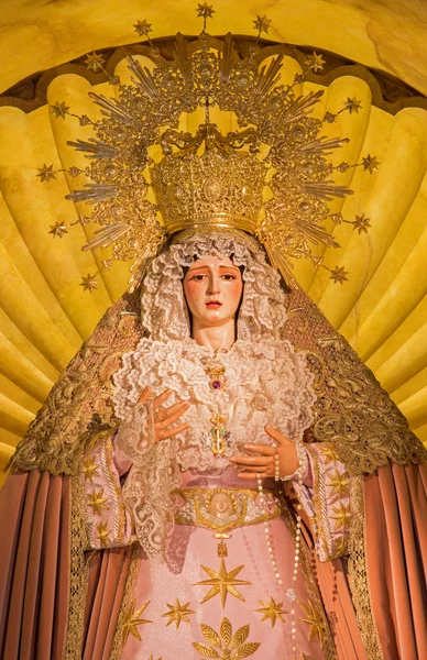 Sevilla, Spanje - 28 oktober 2014: Het riep Maagd Maria standbeeld op het belangrijkste altaar in de kerk Iglesia de Santa Maria de los Ángeles. — Stockfoto