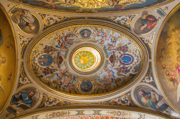 СЕВИЛЛА, ИСПАНИЯ - 28 ОКТЯБРЯ 2014: beo - купол в стиле барокко в пресвитерии церкви Капилла Санта Мария де лос-Анджелес Рафаэля Родригеса Эрнандеса от 20 центов
.