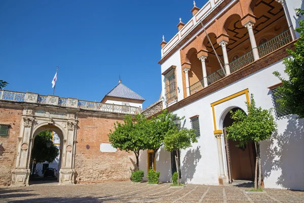 Sevilla, Spanien - 28 oktober 2014: Fasaden och största portal av Casa de Pilatos. — Stockfoto