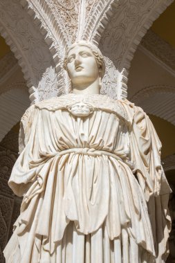 Sevilla, İspanya - 28 Ekim 2014: Casa de Pilatos avlusu ve antika Pallas Pacifera heykelinin kopyası Pallas Pacifera heykeli.