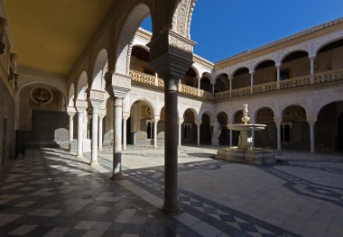 Sevilla, İspanya - 28 Ekim 2014: Courtyard, Casa de Pilatos.