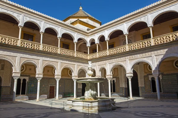Sevilla, Španělsko - 28 října 2014: The Courtyard od Casa de Pilatos. — Stock fotografie