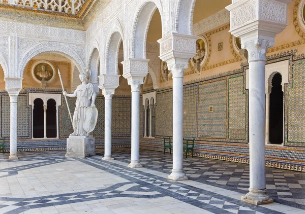 SEVILLE, ESPAÑA - 28 DE OCTUBRE DE 2014: El Patio de la Casa de Pilatos y la copia de la antigua estatua de Atenea . —  Fotos de Stock