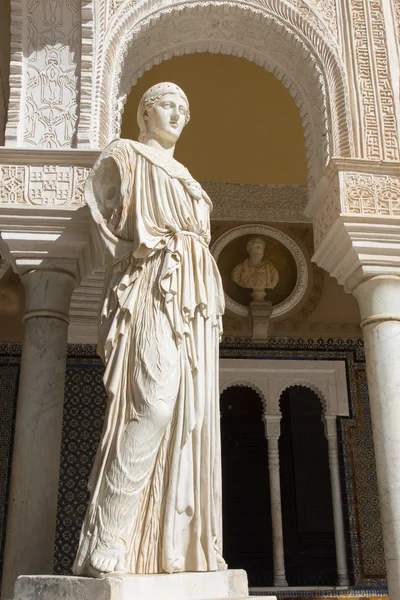 SEVILLE, ESPANHA - OUTUBRO 28, 2014: A cópia da estátua antiga Pallas Pacifera no Pátio da Casa de Pilatos . — Fotografia de Stock