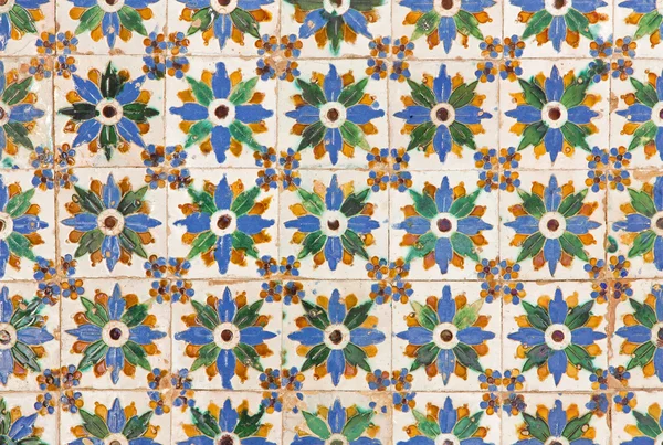 SEVILLE, SPAIN - OCTOBER 28, 2014: The detail of tiles in mudejar style in courtyard of Casa de Pilatos. — Stock Photo, Image