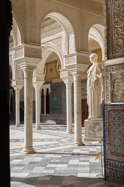 Sevilla, Spanien - 28. Oktober 2014: der Innenhof der Casa de Pilatos und die Kopie der antiken Statue der pallas pacifera. — Stockfoto