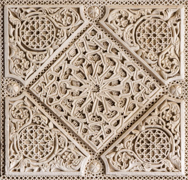 SEVILLE, ESPANHA - OUTUBRO 28, 2014: O detalhe do mudejar stucco no pátio da Casa de Pilatos . — Fotografia de Stock