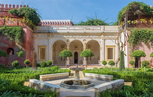 SEVILLE, ESPAÑA - 28 DE OCTUBRE DE 2014: Fachada y jardines de la Casa de Pilatos . —  Fotos de Stock