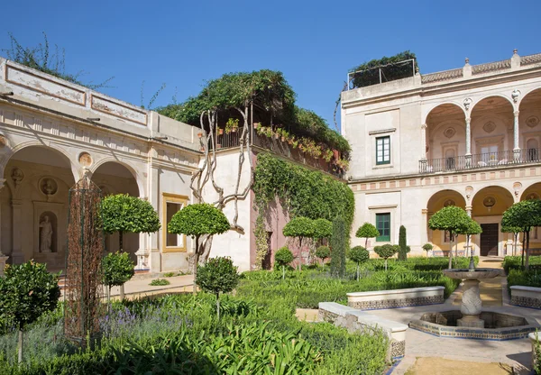 Sevilla, Spanien - 28 oktober 2014: Fasaden och trädgårdarna i Casa de Pilatos. — Stockfoto