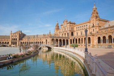 Sevilla - Anibal Gonzales tarafından tasarlanmış Plaza de Espana Meydanı (1920'lerde) Art Deco ve Neo-Mudéjar tarzı.