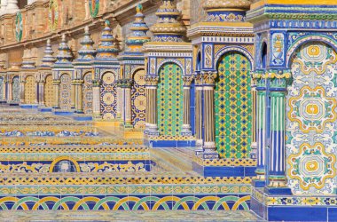 SEVILLE, SPAIN - 28 Ekim 2014: Domingo Prida 'nın Plaza de Espana (1920' ler) duvarları boyunca uzanan 'Vilayet Alcoves' serisi.