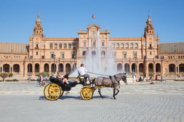 Sevilla - El carruaje en la Plaza de España diseñado por Aníbal Gonzales (1920) en estilo Art Decó y Neo-Mudéjar . — Foto de Stock