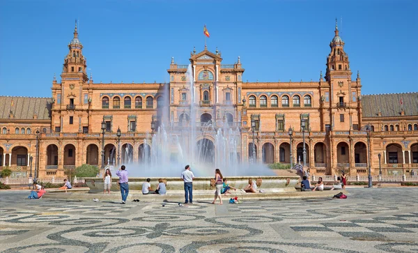Sevilla, Spanien - 28. Oktober 2014: der von Anibal Gonzales (1920er Jahre) entworfene Platz Plaza de espana im Art Deco und Neo-Mudejar-Stil. — Stockfoto