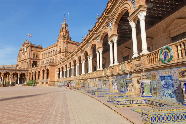 Sevilla, İspanya - 27 Ekim 2014: Anibal Gonzales tarafından tasarlanmış Plaza de Espana Meydanı (1920'lerde) Art Deco ve Neo-Mudéjar tarzı ve duvarlar boyunca kiremitli 'il girinti'. — Stok fotoğraf