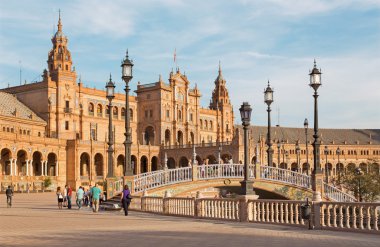 Sevilla, İspanya - 28 Ekim 2014: Anibal Gonzales tarafından tasarlanmış Plaza de Espana Meydanı (1920'lerde) Art Deco ve Neo-Mudéjar tarzı.