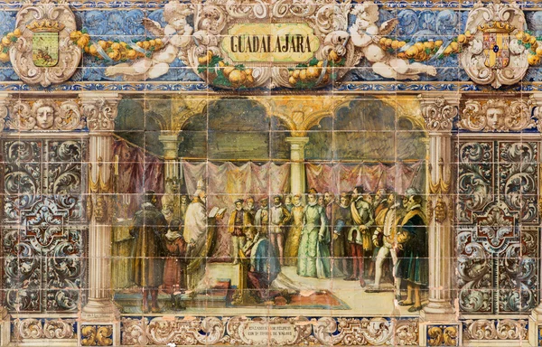 SEVILLE, ESPAÑA - 27 DE OCTUBRE DE 2014: El Guadalajara como una de las "alcobas provinciales" de azulejos a lo largo de las murallas de la Plaza de España (1920) de Domingo Prida . —  Fotos de Stock