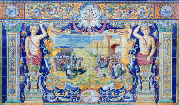 SEVILLE, ESPAÑA - 28 DE OCTUBRE DE 2014: La Badajoz como una de las "alcobas provinciales" de azulejos a lo largo de las murallas de la Plaza de España (1920) de Domingo Prida . —  Fotos de Stock