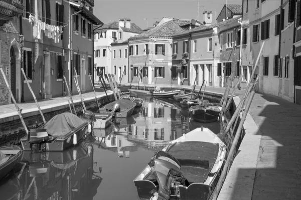 Benátky - Domy nad kanálem z ostrova Burano — Stock fotografie