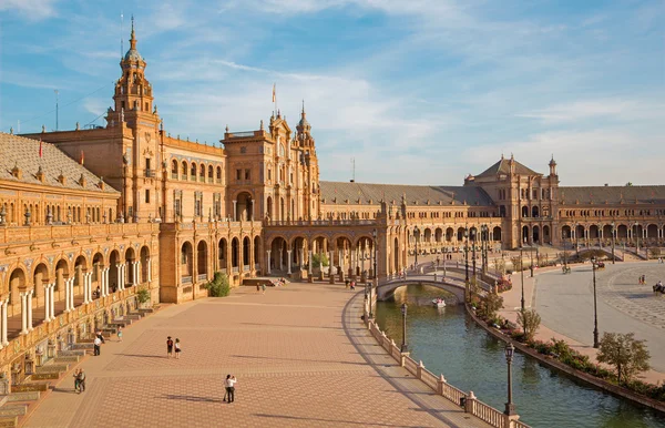 Sewilla, Hiszpania - 27 października 2014: Plaza de Espana kwadrat przeznaczony byanibal Gonzales (1920 roku) w stylu Art Deco i Neo-Mudejar. — Zdjęcie stockowe