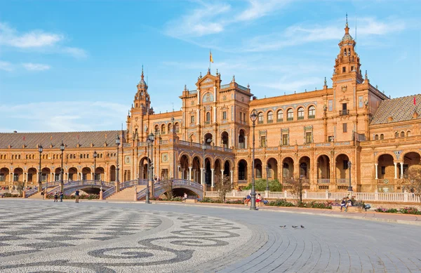 Sevilla, Spanien - 28. Oktober 2014: der Platz Plaza de espana, der von Anibal Gonzales (1920er Jahre) im Art Deco und Neo-Mudejar-Stil gestaltet wurde. — Stockfoto