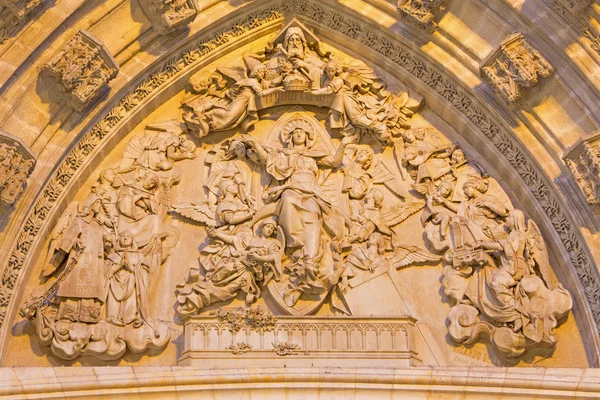 SEVILLE, ESPAÑA - 28 DE OCTUBRE DE 2014: El relieve de la Asunción de la Virgen María (1877 - 1898) por Ricardo Belver en el portal principal oeste de la Catedral de Santa María de la Sede . —  Fotos de Stock