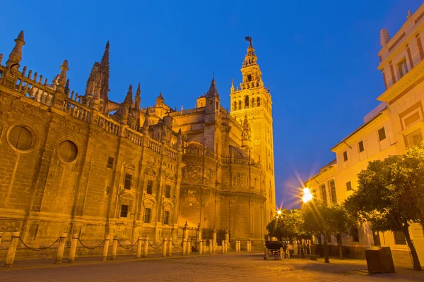 塞维利亚的大教堂德圣玛丽亚德拉 Sede 与 Giralda 钟楼在傍晚黄昏. — 图库照片