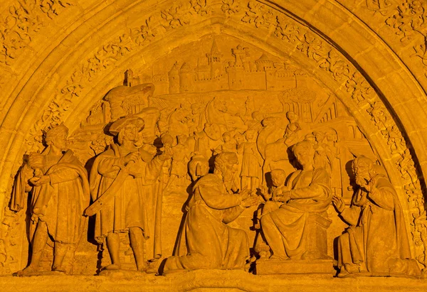 SEVILLE, ESPAÑA - 28 DE OCTUBRE DE 2014: Los Tres Magos en la Puerta de los Palos en la Catedral de Santa Maria de la Sede por Miguel Perrin (1481 ) — Foto de Stock