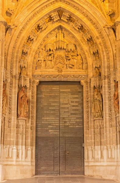 SEVILLE, SPAIN - OCTOBER 28, 2014: The Nativity scene on the Puerta San Miguel on the Cathedral de Santa Maria de la Sede by Nicolas Martinez y Juan Norman from 15. cent. — Stock Photo, Image