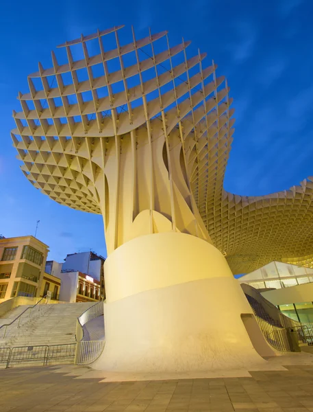 SEVILLE, SPAIN - OCTOBER 28, 2014: Metropol Parasol wooden structure located at La Encarnacion square, designed by the German architect Jurgen Mayer Hermann and completed in April 2011. — Stock Photo, Image