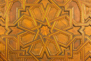 Sevilla, İspanya - 28 Ekim 2014: kilise Iglesia de mudejar ahşap kapısı San Pedro detay.