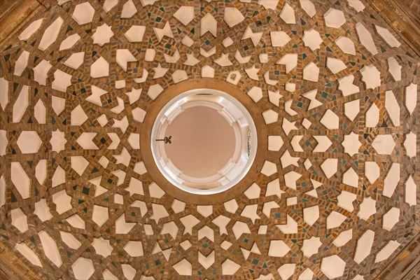 SEVILLE, ESPANHA - OUTUBRO 28, 2014: A cúpula mudejar da capela lateral na igreja Iglesia de San Pedro . — Fotografia de Stock