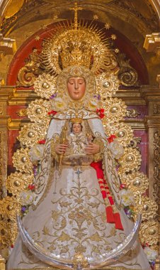 Sevilla, İspanya - 28 Ekim 2014: Tradicional Madonna heykel (Virgen del Rocijo) S. S. Rojas yan sunak gelen tarafından Barok kilise El Salvador (Iglesia del Salvador) conpleted içinde 1731 kazanılmış.