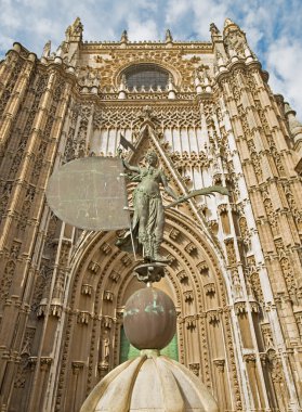 Sevilla, İspanya - 28 Ekim 2014: Puerta del Principe autores tarafından Katedrali de Santa Maria de la Sede Tarih: J. de Hoces y J. G. de Hontanon Gotik bölümü ve A. F.z Casanova neo-Gotik için.