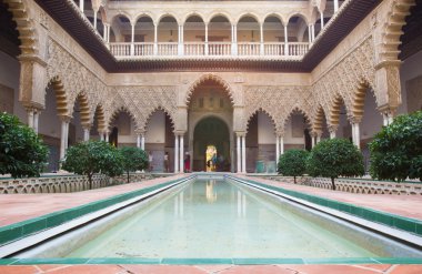 Sevilla, İspanya - 28 Ekim 2014: Alcazar Seville bakireler avlusu.