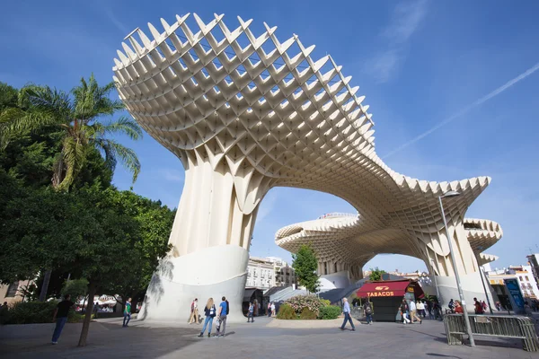 SEVILLE, ESPAÑA - 28 DE OCTUBRE DE 2014: Metropol Parasol estructura de madera situada en la plaza La Encarnacion, diseñado por el arquitecto alemán Jurgen Mayer-Hermann y terminado en abril de 2011 . — Foto de Stock