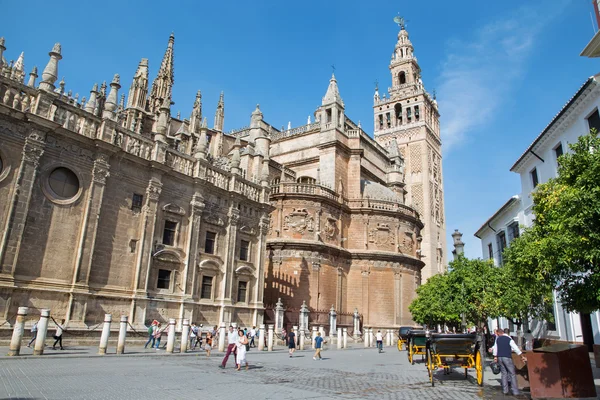 Sevilla, Spanje - 28 oktober 2014: Cathedral de Santa Maria de la Sede met de Giralda klokkentoren. — Stockfoto