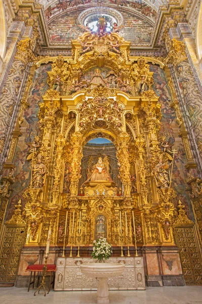 SEVILLE, ESPANHA - OUTUBRO 28, 2014: O altar lateral de Virgen de las Aqua concluído no ano de 1731 por vários artistas na Igreja barroca de El Salvador (Iglesia del Salvador ). — Fotografia de Stock