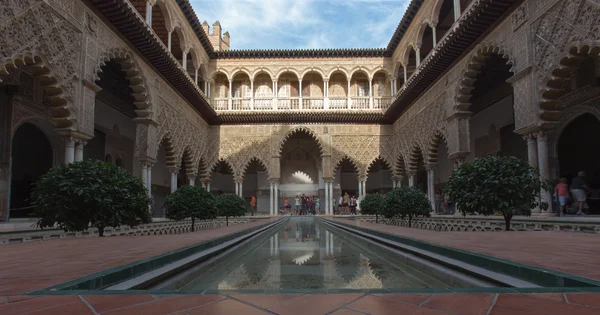 SEVILLE, ESPAÑA - 28 DE OCTUBRE DE 2014: El Patio de las Doncellas en Alcázar de Sevilla . —  Fotos de Stock