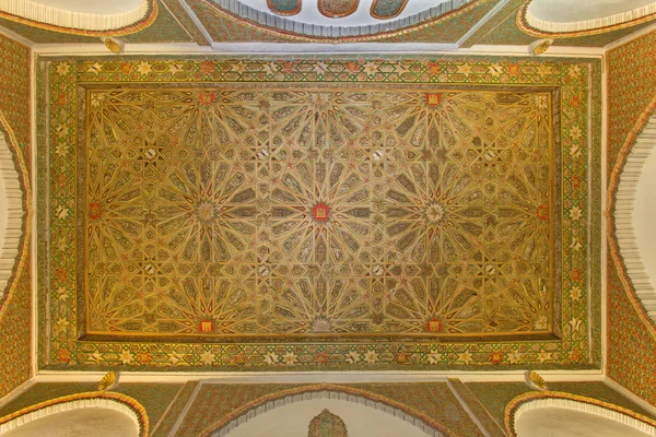 SEVILLE, ESPAÑA - 28 DE OCTUBRE DE 2014: El techo mudéjar en el Alcázar de Sevilla . —  Fotos de Stock