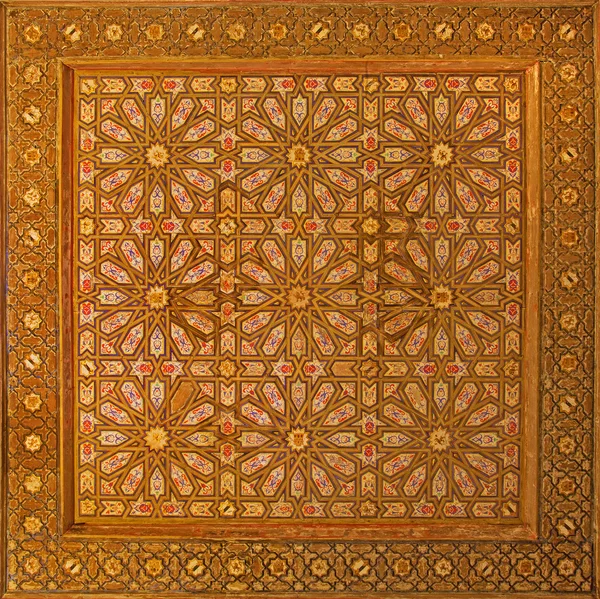 SEVILLE, SPAIN - OCTOBER 28, 2014: The mudejar ceiling in Alcazar of Seville. — Stock Photo, Image