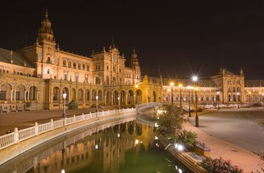 Sevilla - Anibal Gonzales tarafından tasarlanmış Plaza de Espana Meydanı (1920'lerde) gece Art Deco ve Neo-Mudéjar tarzda.