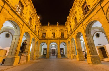 Sevilla - üniversite fazla tütün fabrikası gece atrium.