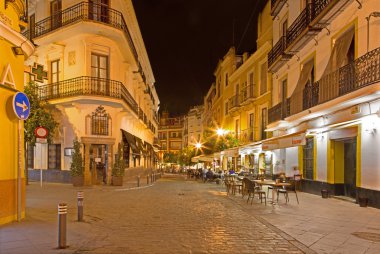 Sevilla, İspanya - 29 Ekim 2014: Genellikle sokak gece.