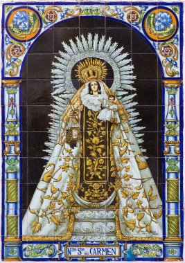 Sevilla, İspanya - 29 Ekim 2014: Seramik fabrikası Ceramica Santa Ana de Triana Santa Catalina Antonio Martinez Adorna tarafından kiliseden cephe üzerinde Madonna (Nostra Bayan del Carmen) döşenir.