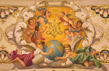 Sevilla, İspanya - 29 Ekim 2014: Açık havada melekler ve Meryem Ana monogram neobaroque tarzı Basilica de la Macarena Rafael Rodrguez (1949) tarafından kilisede tavanda.