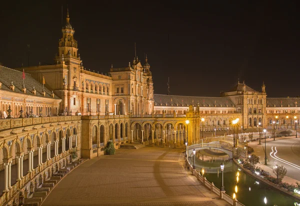 Sewilla - plac Plaza de Espana, zaprojektowany przez Anibal Gonzales (1920 roku) w stylu Art Deco i Neo-Mudejar w nocy. — Zdjęcie stockowe